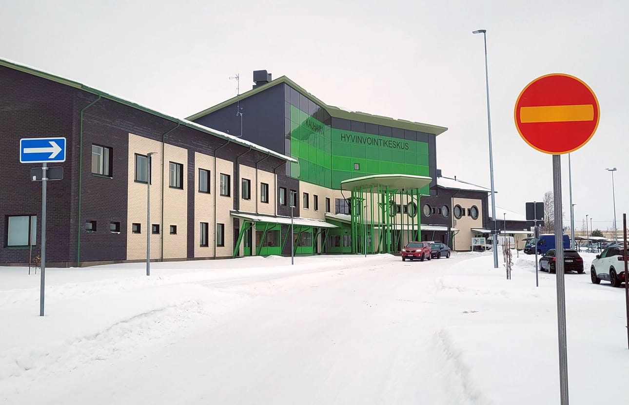 Kauhavan hyvinvointikeskus avautui loppuvuodesta 2022. Uudet seinät eivät tuoneet odotetusti lääkäreitä.