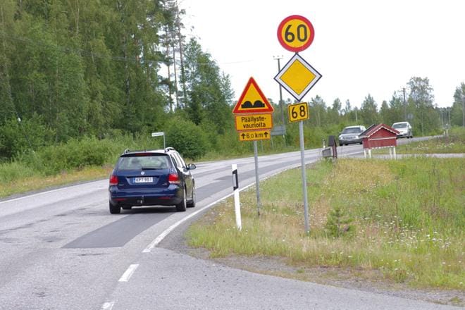 Ely-keskuksen Timo Kulmalan mukaan Lehtimäki-Viranperän päällystys on nyt aloitettu. KUVA: TEEMU NIEMELÄ