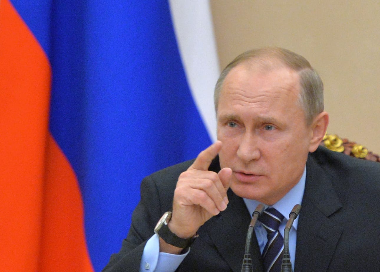 Vladimir Putin on kiistänyt Venäjän koskaan pyrkineen vaikuttamaan toisten maiden asioihin saati Yhdysvaltojen vaaleihin. Putin johtamassa kovimman sisäpiirin eli turvallisuusneuvoston kokousta Kremlissä Yhdysvaltain presidentinvaalien aikaan marraskuussa 2016.
