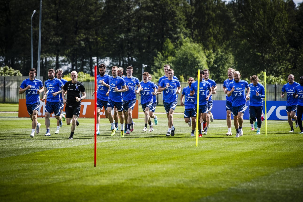 Huuhkajat harjoittelemassa Terijoella.
