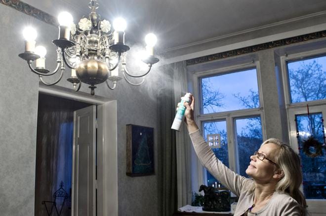 Jaana Villanen suihkuttelee probiootteja sisältävää suihketta huoneilmaan. Kuva: Jane Iltanen