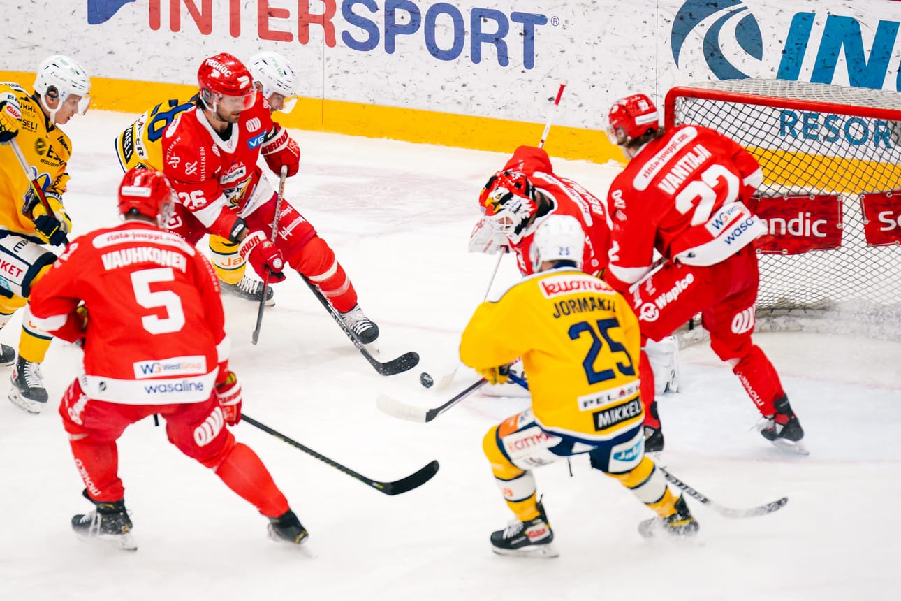 Rasmus Reijolalla riitti töitä Sportin maalilla, kun Sport ja Jukurit edellisen kerran kohtasivat Vaasassa. Arkistokuva.