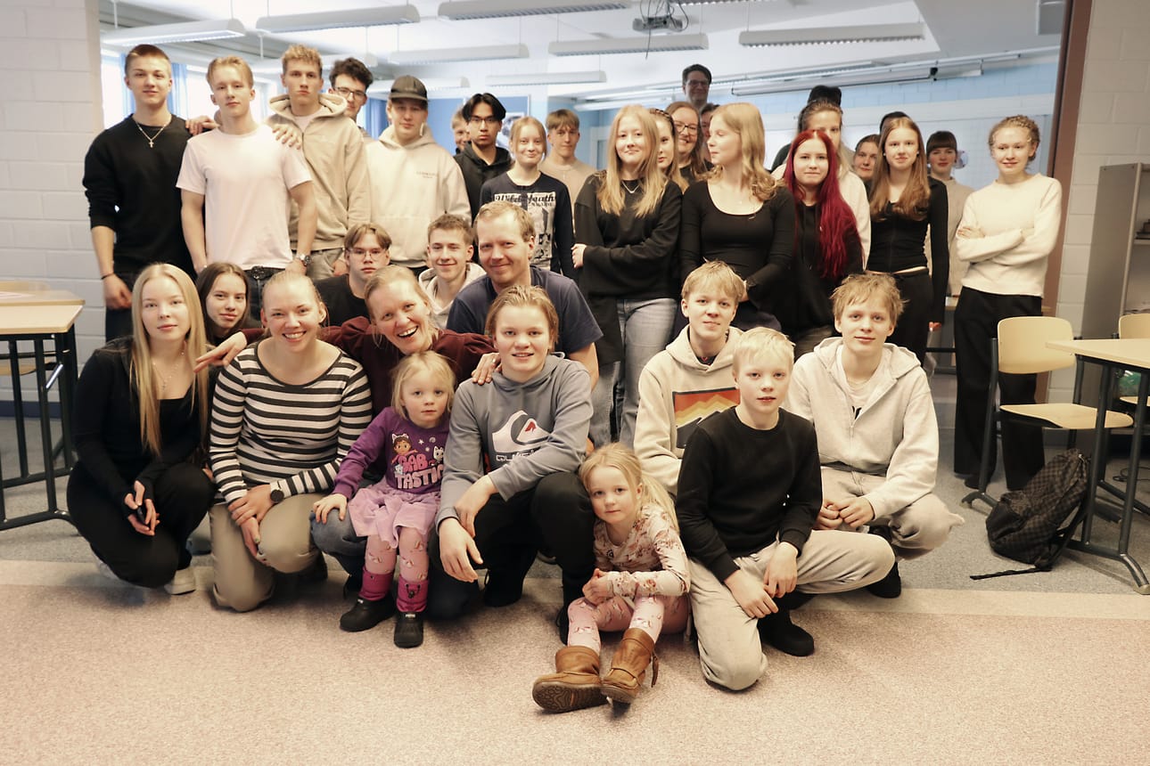 Oulaisten lukiolaiset pääsivät kuulemaan, millaisena Savolaisen perhe kokee kotikoulun. Osalla perheen lapsista on kokemusta ns. tavallisesta koulusta ennen kotikoulun aloittamista. Perheen nuorimmat lapset aloittavat esikoulun sitten, kun edessä olevat maitohampaat lähtevät. Perheen äiti, Emilia Savolainen, kertoi sen päivän koittaneen aivan hiljattain!