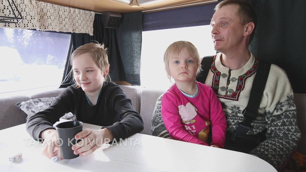 Talvikaravaanarin lomalla saunotaan, pelataan ja rakennetaan iglua