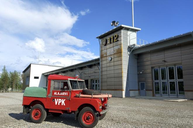 Historialliselle paloaseman muuttokulkueelle antaa tahdin VPK:n omistama entisöity Land Rover. Auton ovat parin vuoden aikana sivutöinään entisöineet Marko Kokko ja Matti Salo Linjakorin tiloissa. KUVA: SARI HEINILÄ