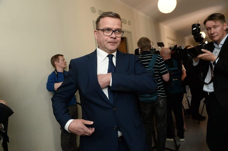 Petteri Orpo poistuu kokoomuksen eduskuntaryhmän ylimääräisestä ryhmäkokouksesta tiistaina.