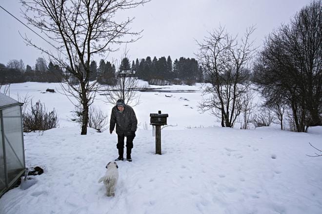 Markku Siitonen opettaa parin kuukauden ikäiselle pyreneittenkoira Barolle, ettei jyrkkään jokirantaan kannata mennä. KUVAT: MINNA ANTILA