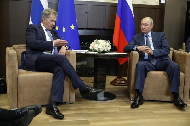 Presidentti Putin ja presidentti Niinistö ovat keskustelleet jo yli tunnin Sotshissa. KUVA: PAVEL GOLOVKIN / POOL