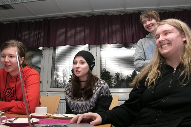 Kalle Leskinen (vasemmalla), Jenna Kohtala, Juho Jokela ja Severi Jokiperä eivät kursaile sanoa, että heillä on tavoitteena voittaa pelialan Taitaja 2017 -finaali. Kysymys on vain siitä, kumpi joukkue heistä voittaa. KUVA: JORMA HAVULA