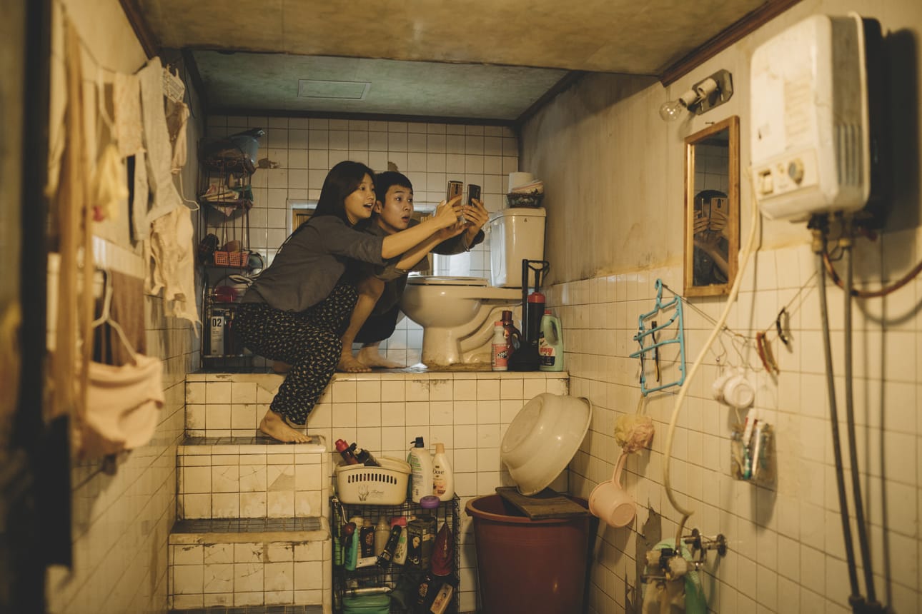 Onko kenttää? Kimin perheen lapset (Park So-dam ja Choi Woo-shik) eivät säästele vaivojaan loisiessaan toisten kustannuksella.