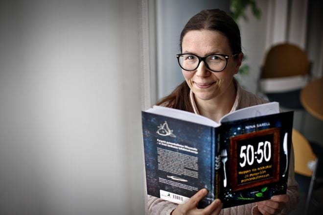 Seinäjokelaisen Nina Sarellin kirjoittaman kirjassa on ideana ruoan puolittaminen ja vaihtaminen terveellisempään ruoka-aineeseen. Kuva: Tomi Kosonen