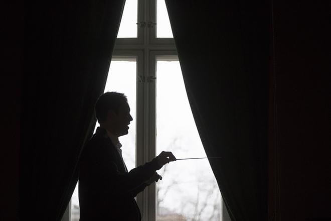 Dimas Ruiz Santosin perheessä on sellistivaimo sekä 4- ja 7-vuotiaat tyttäret. Matkalaukkuelämä helpottaa keväällä, kun hän saa opintonsa valmiiksi Sibelius-Akatemiassa. KUVA: MINNA ANTILA