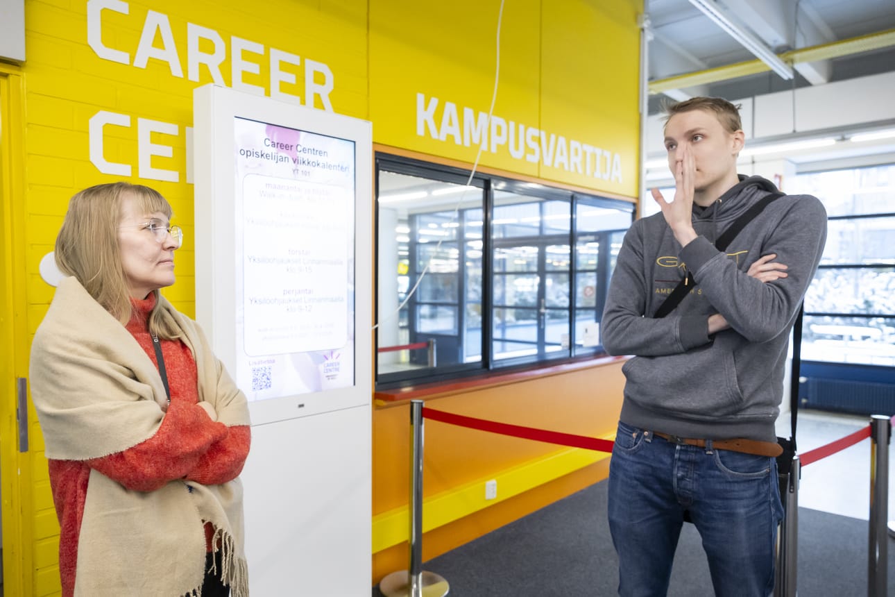 Oulun yliopiston uraohjaaja Salla Herrala (vas.) ja historian opiskelija Eelis Rintakoski keskustelivat työnhausta yliopistolla. Tammikuussa käynnistyvä kesätyöhaku aiheuttaa opiskelijoille runsaasti työtä ja stressiä varsinkin, kun työpaikkoja on entistä vähemmän tarjolla.