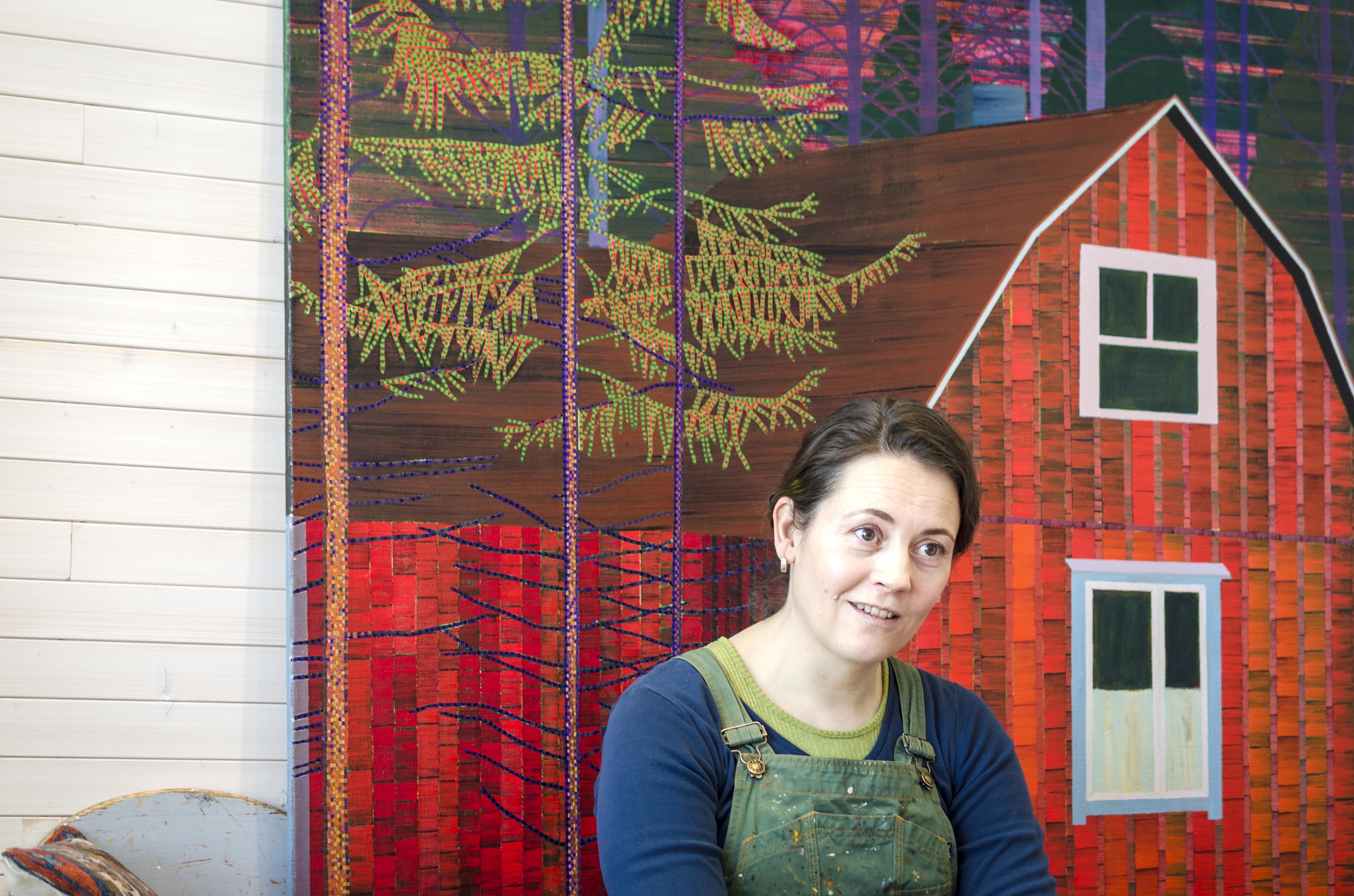 Taiteilija Elina Försti maalaa hyvin harvoin muita rakennuksia kuin latoja. Punainen talo Pohjanmaalta on poikkeustapaus.