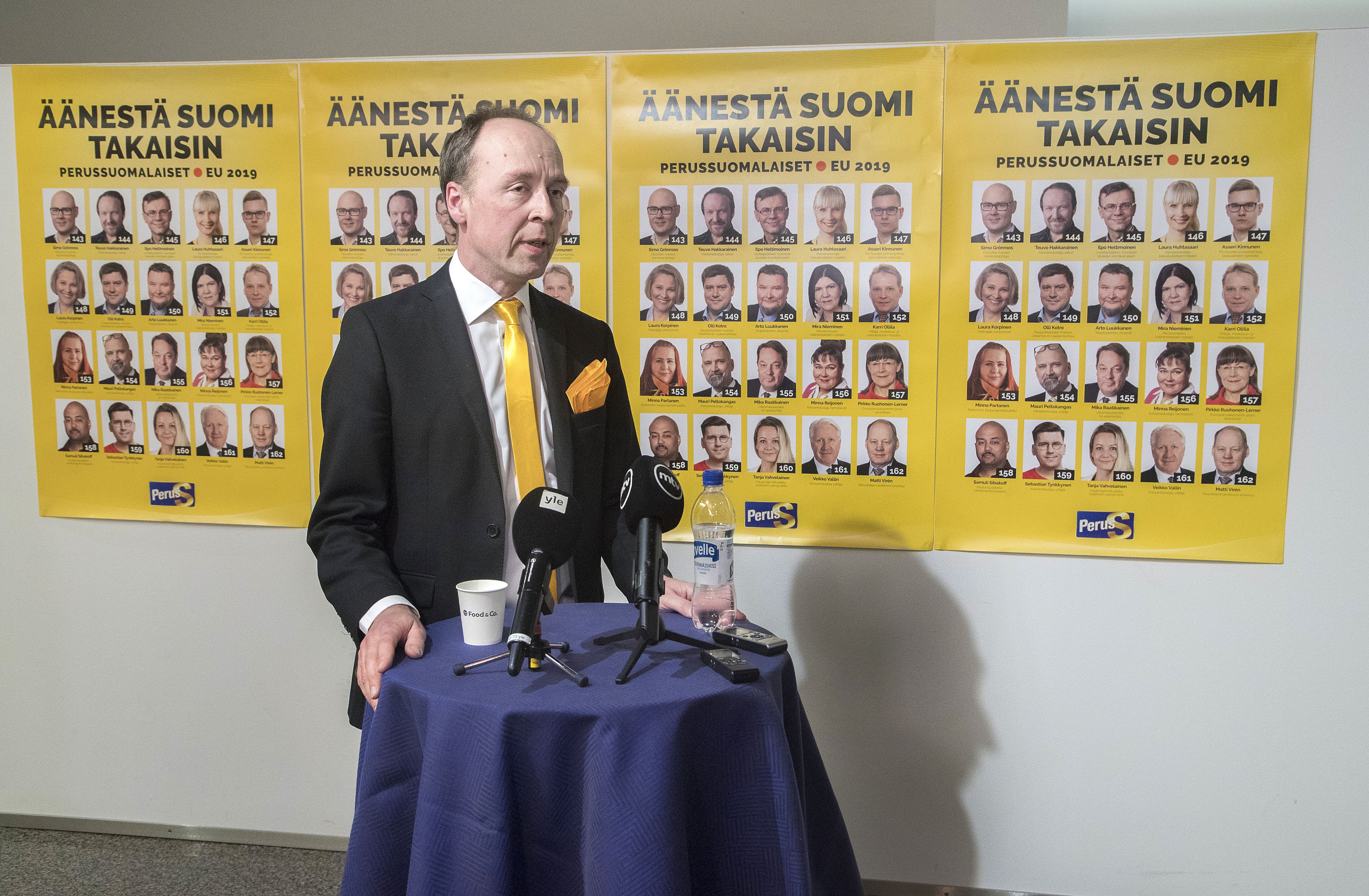Perussuomalaisten Jussi Halla-aho johtaa suurinta, 39 kansanedustajan oppositiopuoluetta.