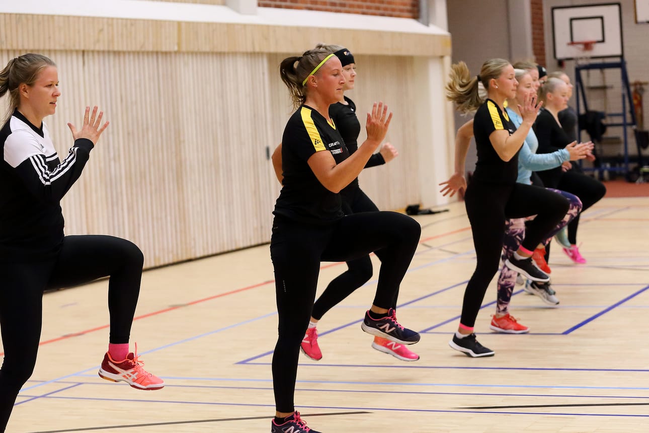 Etulalla olevat Henna Korkala ja Eveliina Hildén tuovat PattUn naisten joukkueeseen roppakaupalla kokemusta.