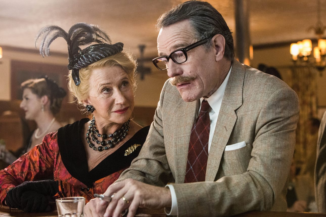 Helen Mirren ja Bryan Craston Hedda Hopperina ja Dalton Trumbona Hollywoodin kommunistikarkotuksia käsittelevässä elokuvassa Trumbo.