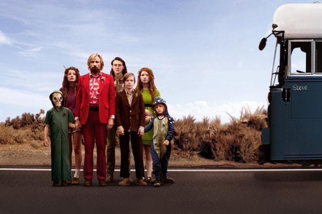 Captain Fantastic -draamakomediassa kuusilapsinen perhe joutuu palaamaan erämaasta takaisin moderniin maailmaan. KUVA: Yle Kuvapalvelu