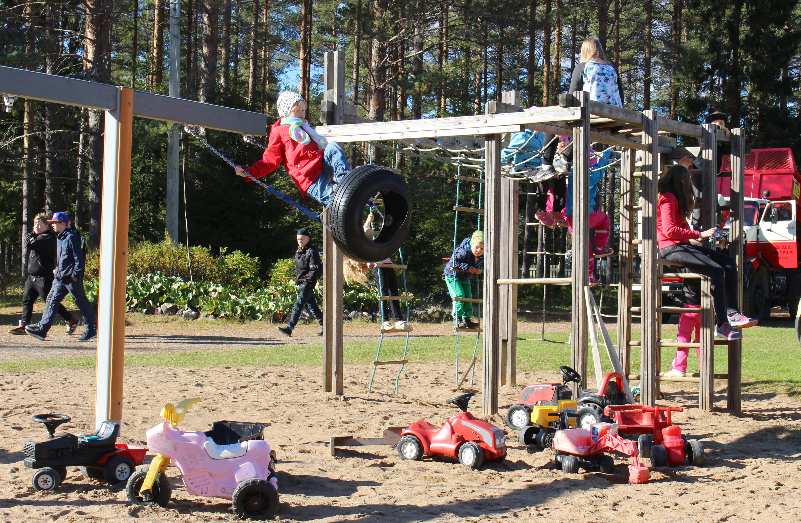 Markkinoilla oli huomioitu kaiken ikäisten viihtyminen. Leikkikentälle oli tuotu maansiirtovälineitä lasten käytöön.