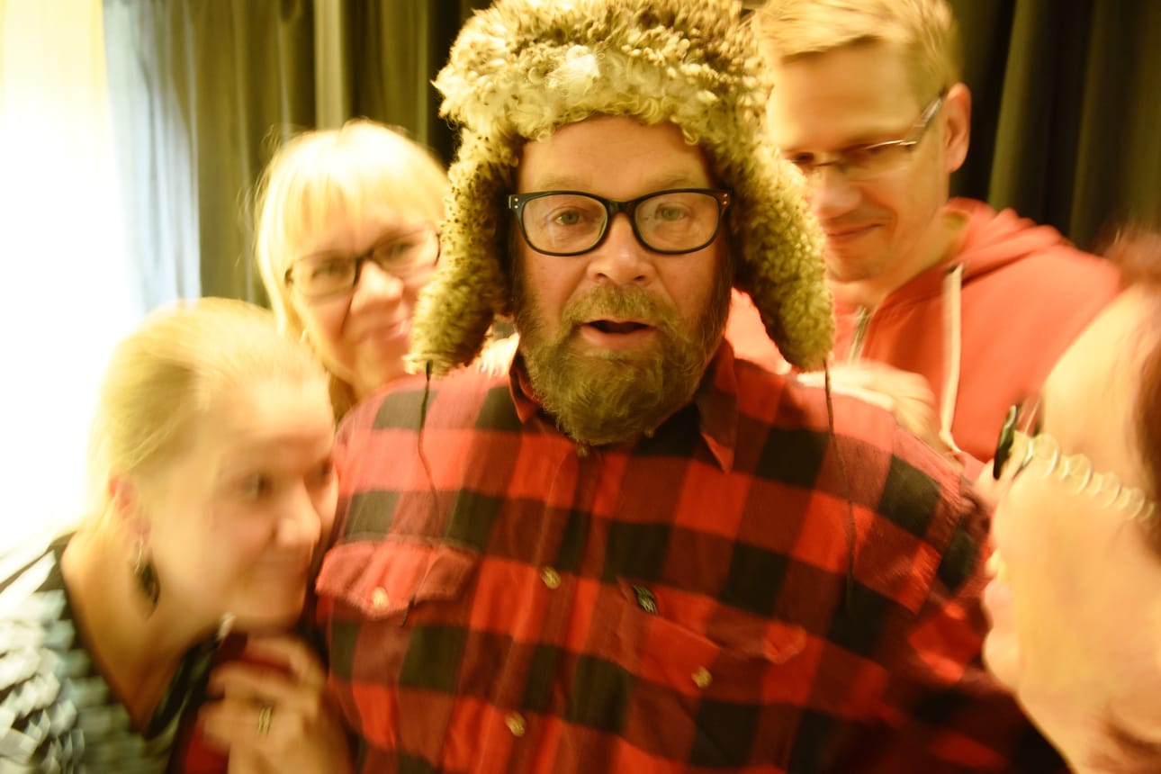 Sakari Siikaluoma on Mielensäpahoittaja. Muissa rooleissa Merja Danso, Tiina Koskela-Janhunen ja Elina Latva-Kurikka, poikana Markku Santanen.