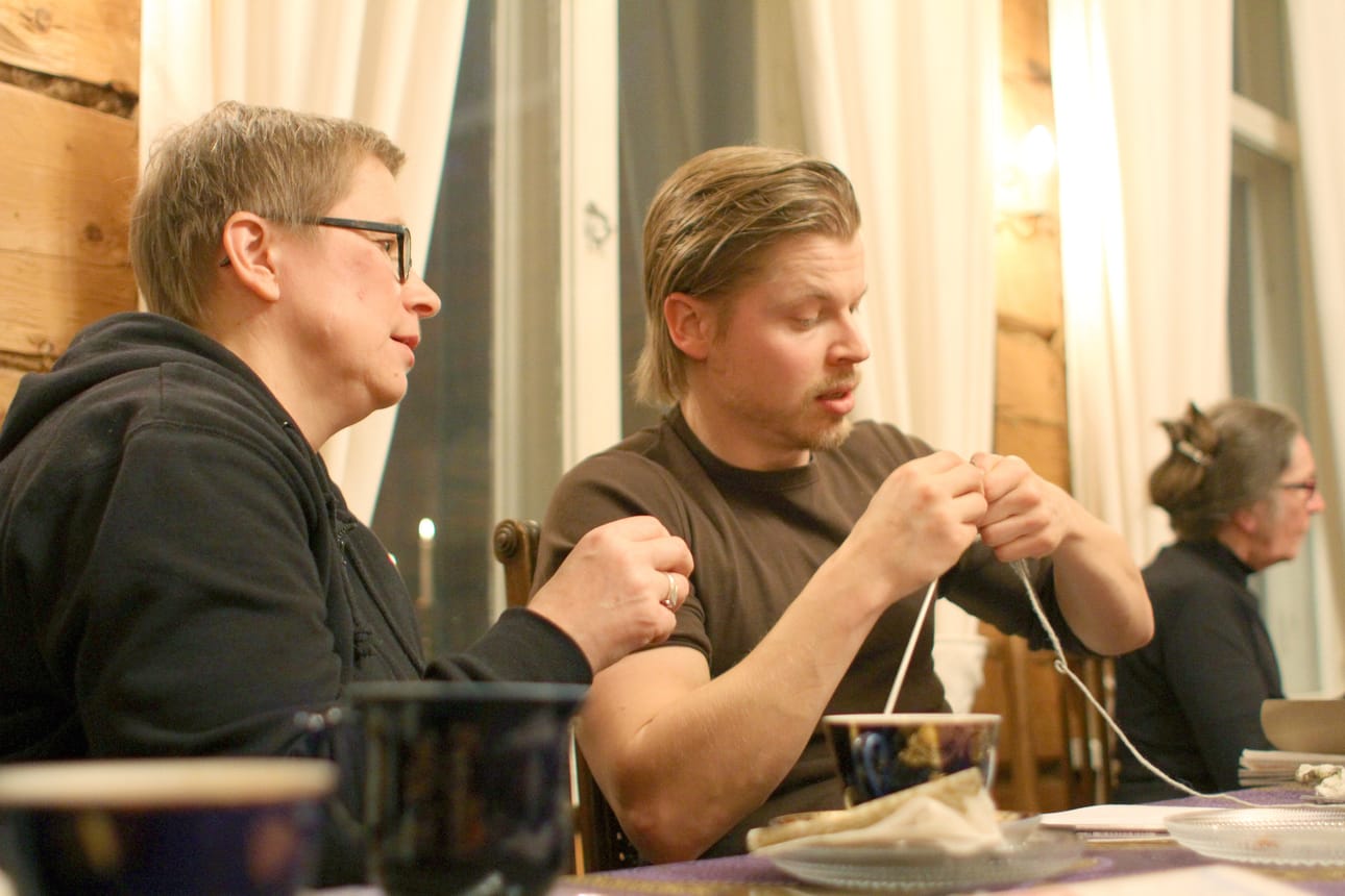 Vanhassa Pappilassa kokoontuu kerran kuukaudessa Tikkuröijypiiri.