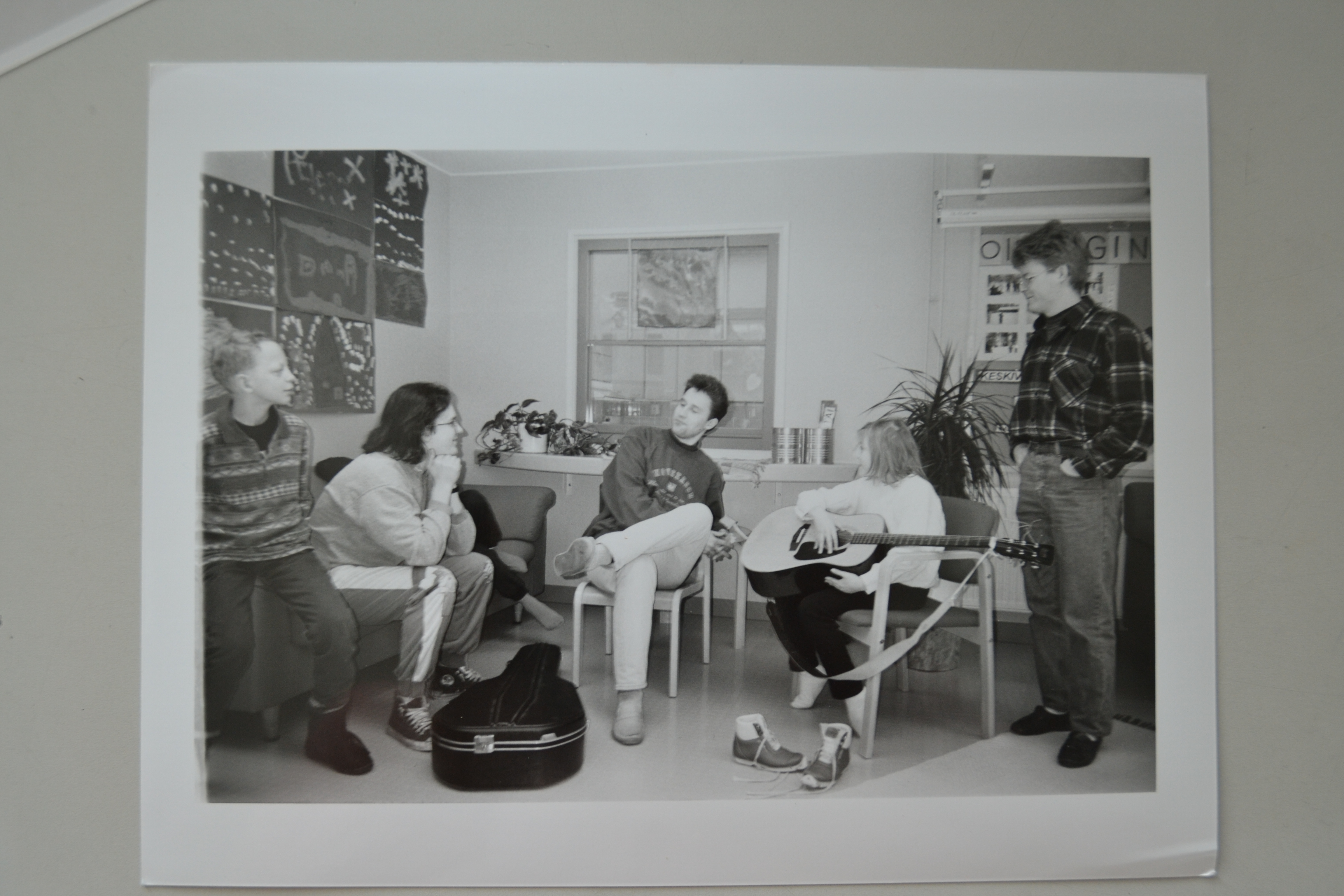 Kuvassa keskellä on Jarkko Ervasti. Hän oli harjaantumiskoulun koulunkäyntiohjaajana lukuvuoden 1994-1995.