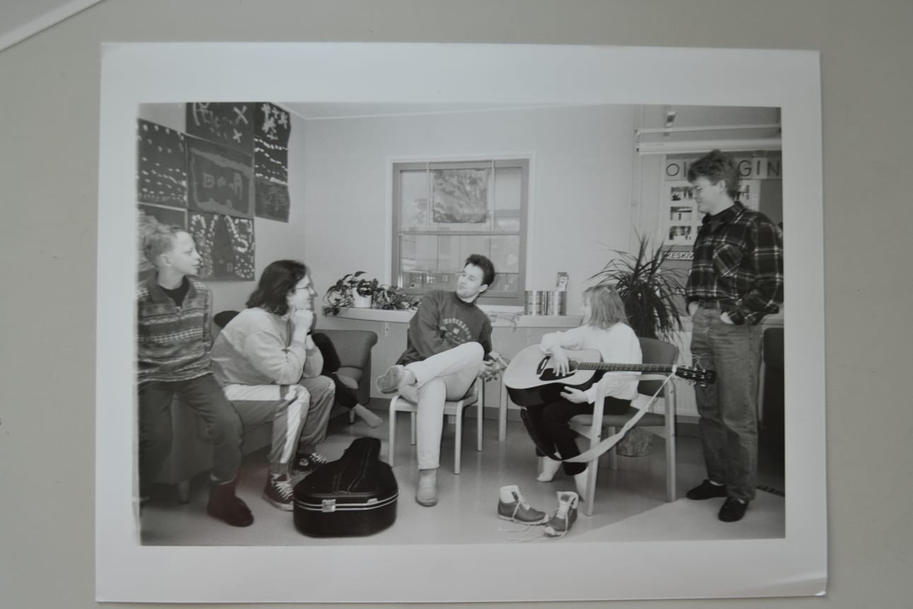 Kuvassa keskellä on Jarkko Ervasti. Hän oli harjaantumiskoulun koulunkäyntiohjaajana lukuvuoden 1994-1995.