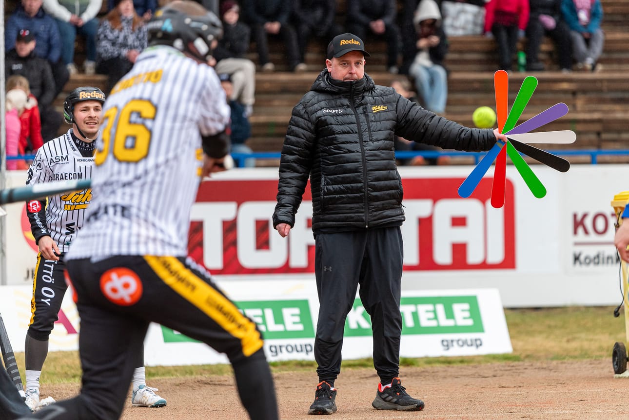 Kurejoen kasvatti Jarkko Pokela debytoi miesten superpesiksen pelinjohtajana.