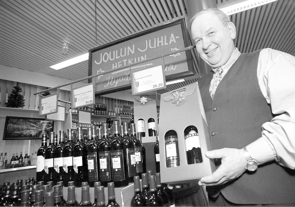 Tapani Pudas toimi Alkon paikallisjohtajana Kuusamossa. Arkistokuva vuodelta 1998.