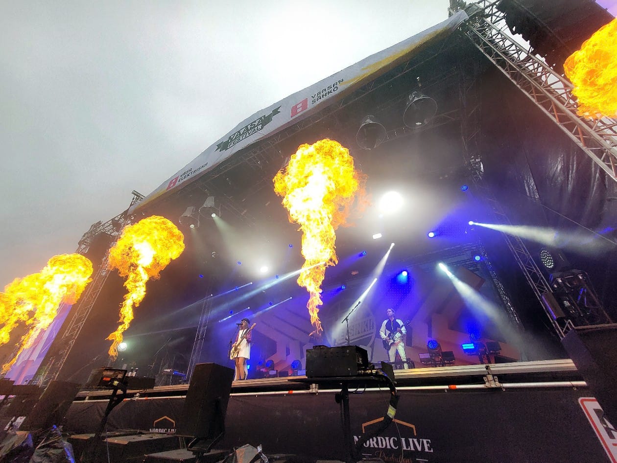 Haloo Helsinki! sai aikaan yleisöryntäyksen esiintyessään festivaaleilla perjantai-iltapäivällä. Esiintymisaikoihin tuli muutoksia pitkin viikonloppua.
