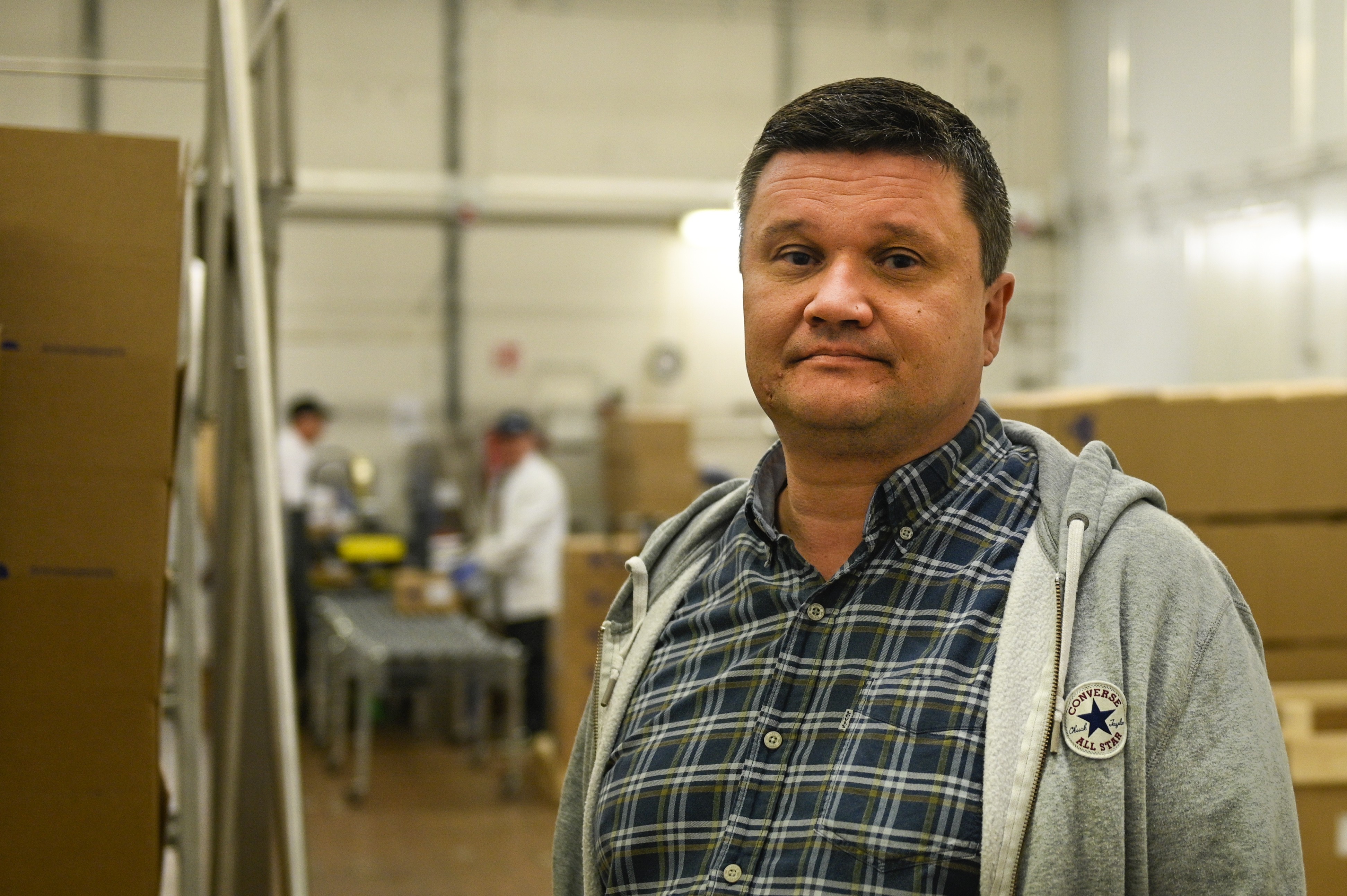 Sotkamossa marjayritystä pyörittävä Janne Naapanki on joutunut miettimään uusia vaihtoehtoja, jotta marjaa saadaan jatkossa riittävästi.