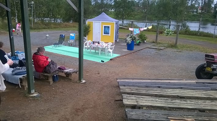 Väinölänrannassa on totuttu näkemään kesäisin teatteriesityksiä. Puitteita on parannettu katsomolla, mutta penkit esimerkiksi ovat rumat ja rikkinäiset.
