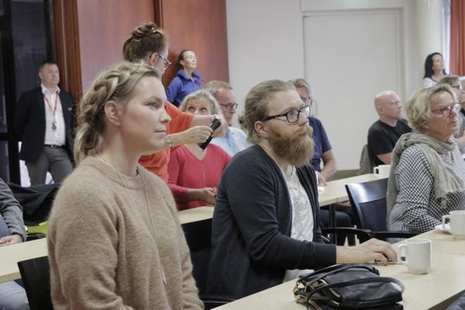 Emmi Vähäsöyrinki kysyi Frilundintien liikennejärjestelyistä. Häntä kiinnosti asia alueen lasten takia.
