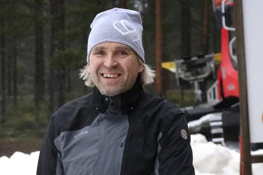 Juha Hauta-aho sanoo, että sitkeällä talkootyöllä ensilumenlatu on tehty Lehtimäelle jo vuodesta 2009 lähtien.