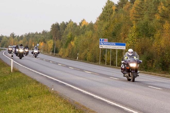Motoristit kävivät testaamassa tieosuuden. Kuva: Erkki Mäki