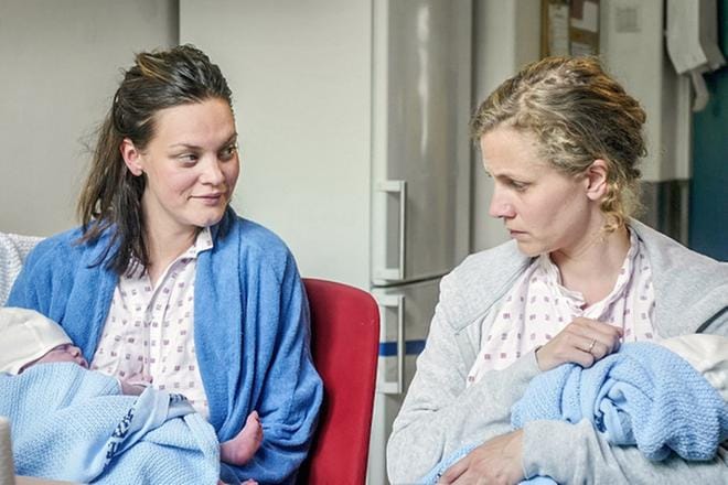 Mathilden ja Ingrin vastasyntyneet vauvat vaihtuvat synnytyslaitoksella. Mathildena Julia Schac ja Ingrinä Ragnhild Heien Myntevik. KUVA: Yle Kuvapalvelu