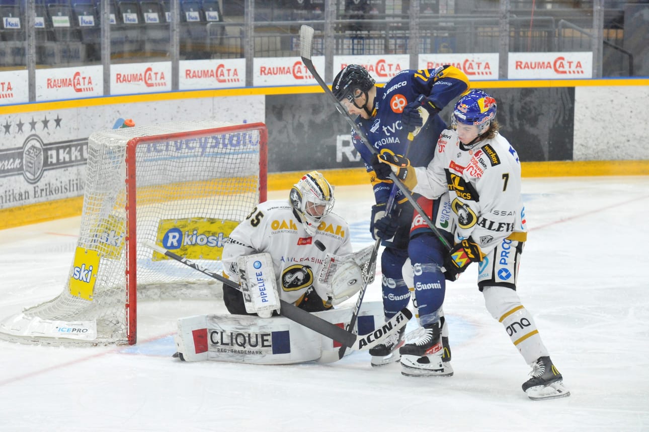 Lukon Scott Pooley kampeaa kiekkoa Kärppien maalivahdin Stanislav Galimovin selustaan. Topi Niemelä (7) on tilanteessa Galimovin apuna.