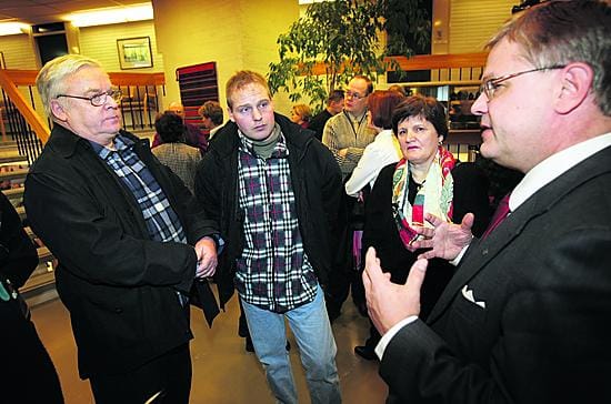 Suoraa palautetta. Jukka Ålander (vas), Jari Tihinen, Aulis ja Helena Jokipii pistivät kunnanjohtaja Pasi Vallivaaran tiukkaan tenttiin tauolla.