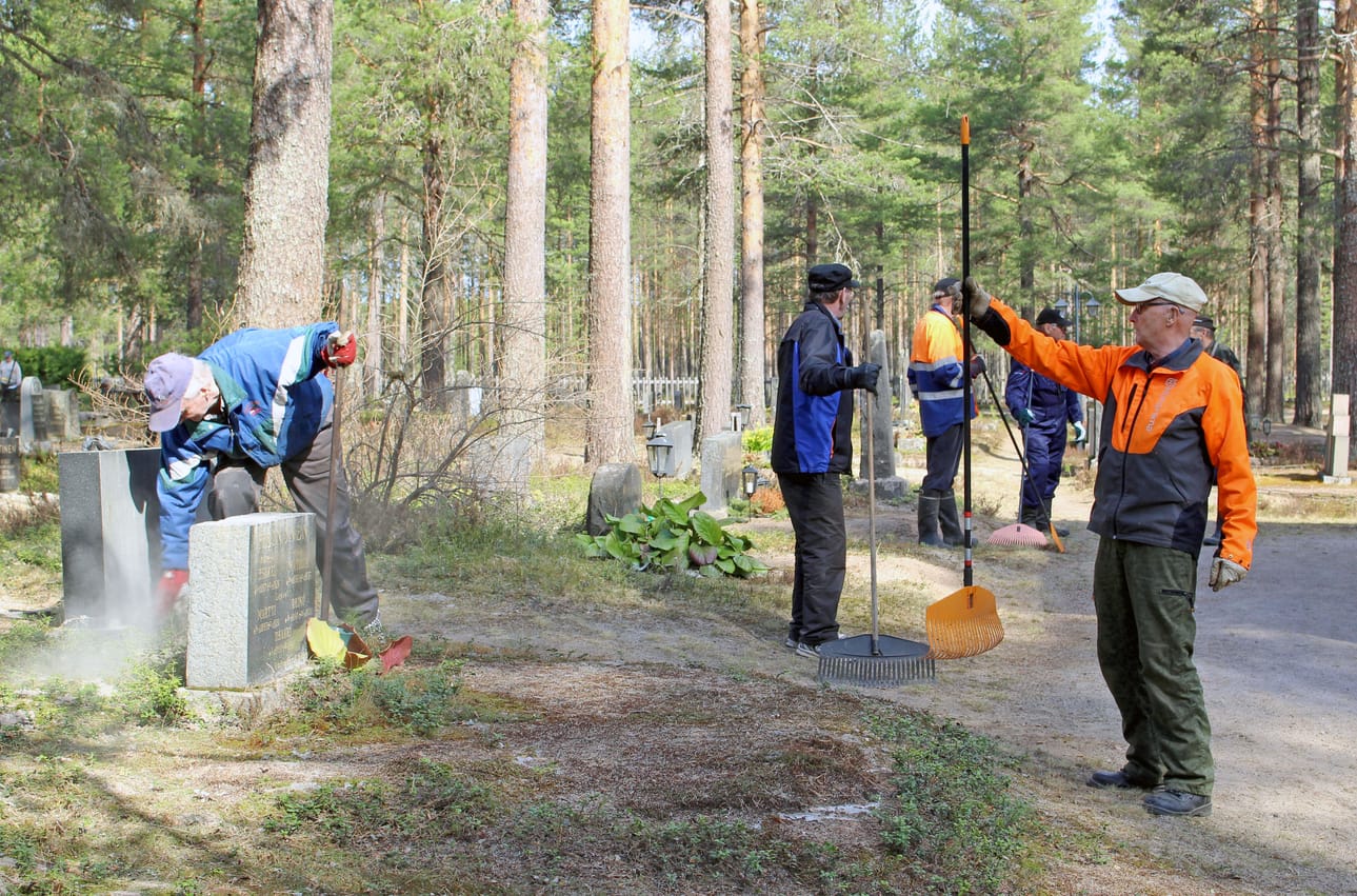 Piippolassa hautausmaan siivoustalkoisiin osallistuneet Jussi Huikari ja Jouko Härmä kampesivat ajankulukseen yhtä hautakiveä suorempaan. Sen verran vanha Ruunaharjun hautuumaa Piippolassa on, että sitä työsarkaa riittäisikin miehille vanhoissa haudoissa pitkään.