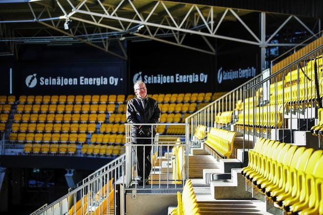 Anssi Kari on saanut Seinäjoen Jalkapallokerhon kentän pääkatsomosta vakituisen järjestyksenvalvojan paikan lohkosta 103. Jalkapallo on miehelle suuri intohimo nuoruudesta. KUVAT: KRISTA LUOMA