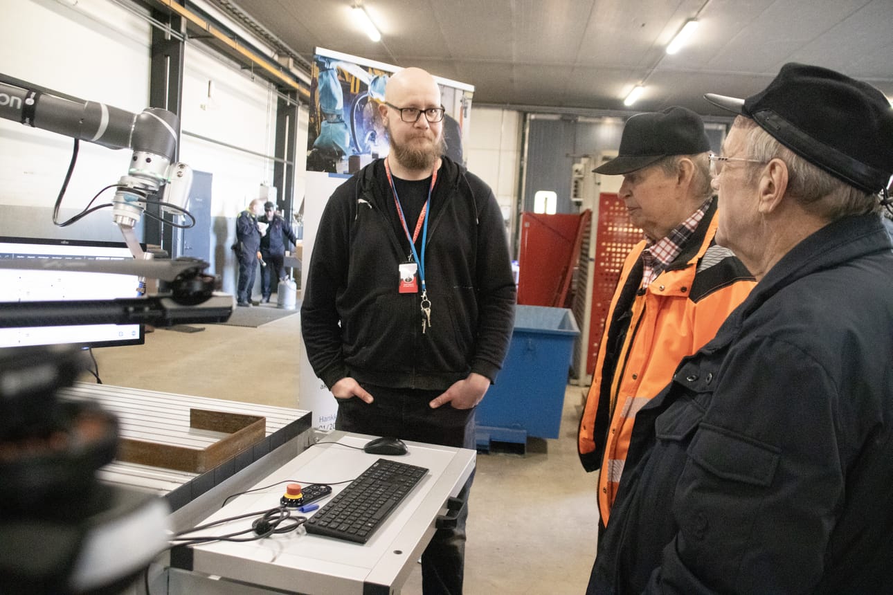 Pulkkilassa Teräsmaja Oy:lla järjestetyssä robotiikka tapahtumassa tuotiin esille muun muassa yhteistyörobotin hyödynnettävyyttä. Esittelypisteellä simuloitiin, miten robotti voidaan ohjata hitsaamaan. Centrian asiantuntija Sami Sarlin esitteli ohjelmointia Erkki Forsströmille ja Erkki Ojanaholle.
