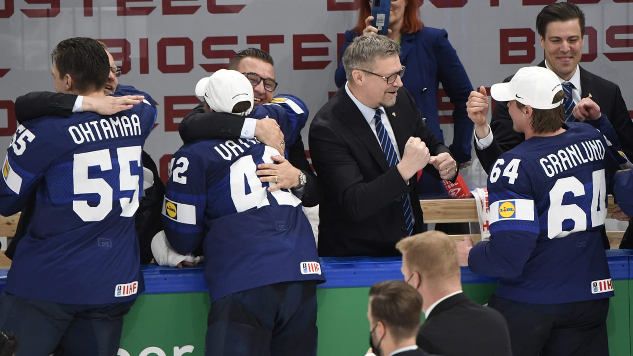 Leijonien vaihtopenkillä nähtiin pelin päätyttyä iloisia ilmeitä ja lämpimiä halauksia.