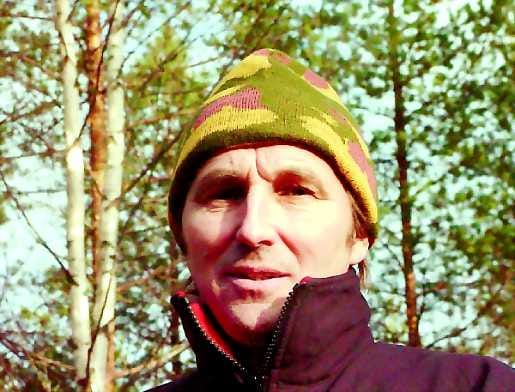 Karhu hakusessa. Seppo Ronkaisen viime viikkoon kuului pantakarhujen kaitseminen turvallisesti talvipesilleen muun muassa jälkiä peittämällä. Viime talvena Sonkajärvellä ammuttiin pantakarhu pesäänsä.