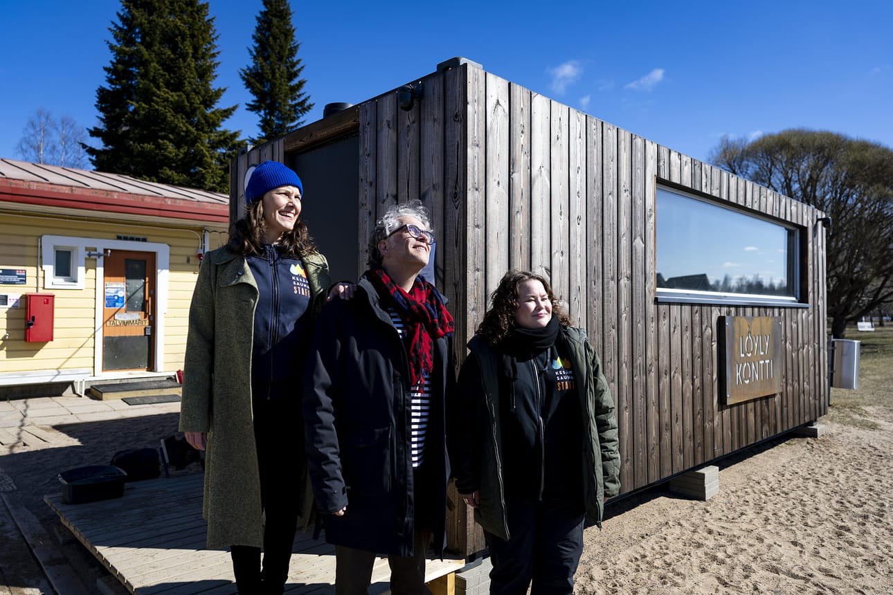 Yleinen sauna aiotaan rakentaa Tuiran uimarannalle nykyisen kahvilarakennuksen paikalle. Valmistumista odotellessa saunomaan pääsee konttisaunassa, Oulun Rantasaunaseuran tuottaja Katri Tenetz, yhteistyökumppani Luovan Työmaan toimitusjohtaja Juha Mikkilä ja Oulun Rantasaunaseuran hallituksen puheenjohtaja Kati Koivunen kehottavat.