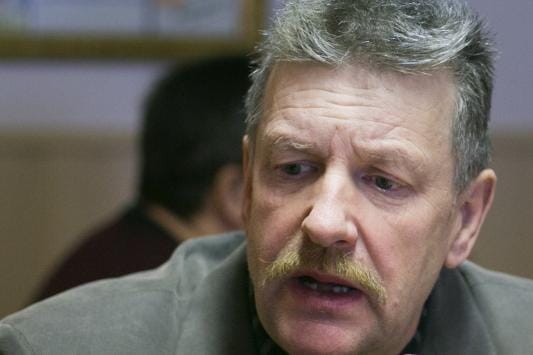 Olli Ketola (vas.) ei voi hyväksyä Alajärven kaupungin toimia hallintojohtajan valinnassa. Hän jätti valintatoimikunnan tiistaisessa kokouksessa. Kuva: Minna Hirvelä