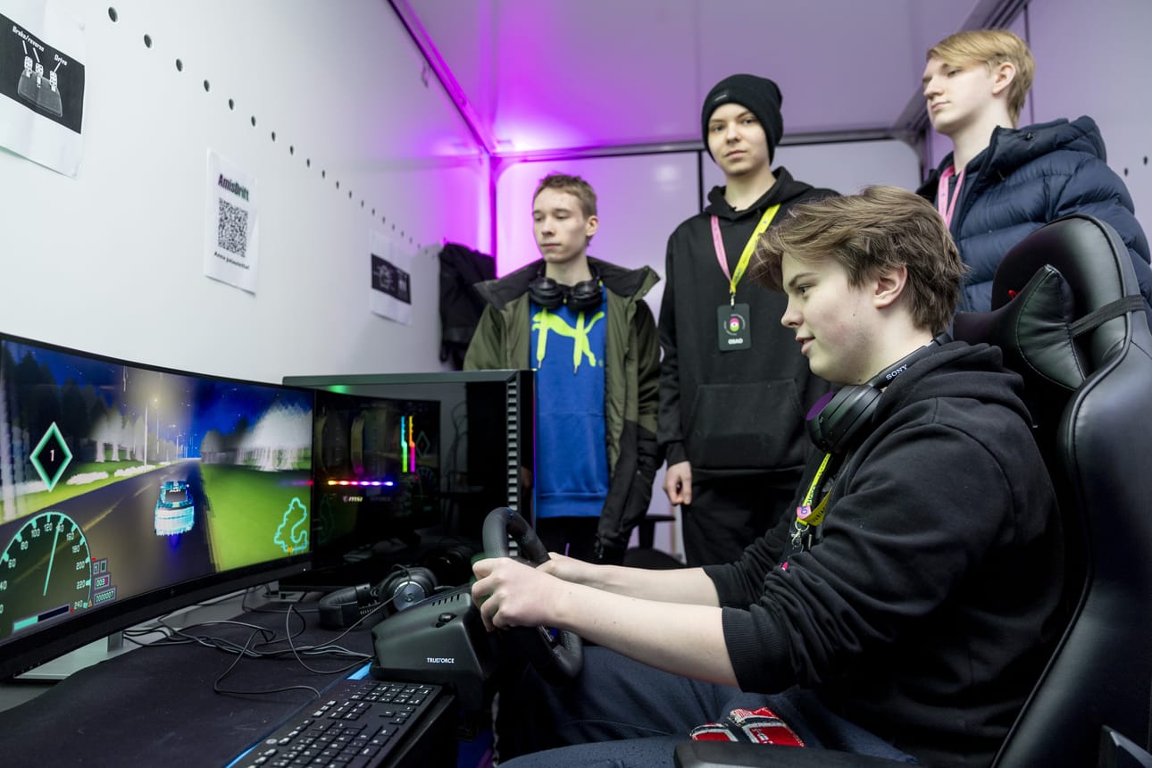 Pelialan opiskelijat Alex Ojantakanen (edessä), Leo Nivakoski, Ronny Puikkonen ja Veeti Veteläinen (oikealla) esittelevät Amis Drift-peliä.