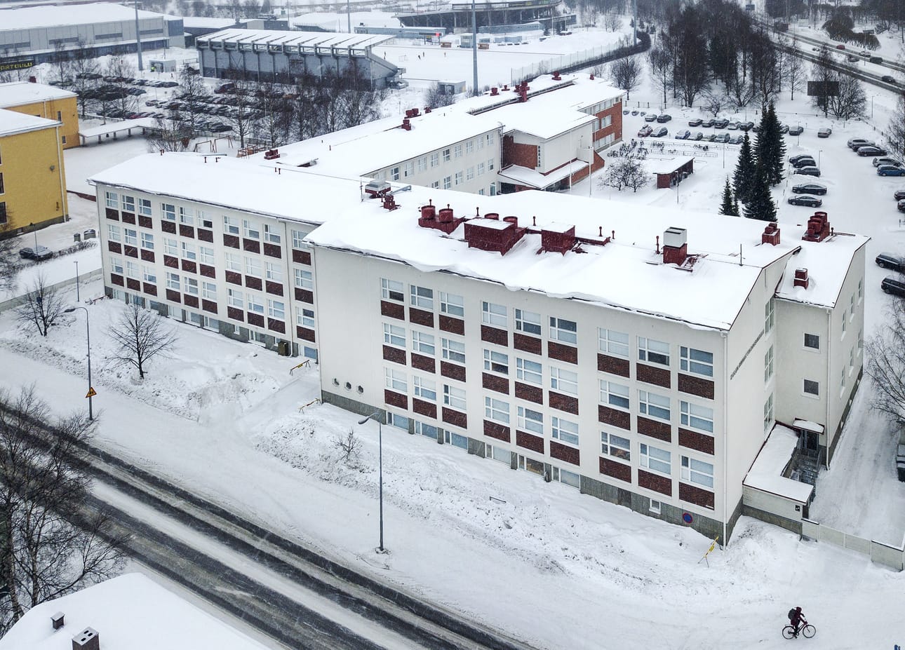 Merikosken lukio muuttaa syksyllä Oulun ammattikorkeakoulun entisiin tiloihin Raksilaan. Oulun Lyseon opiskelijat väistävät remontin tieltä Raksilaan ensi syksynä.