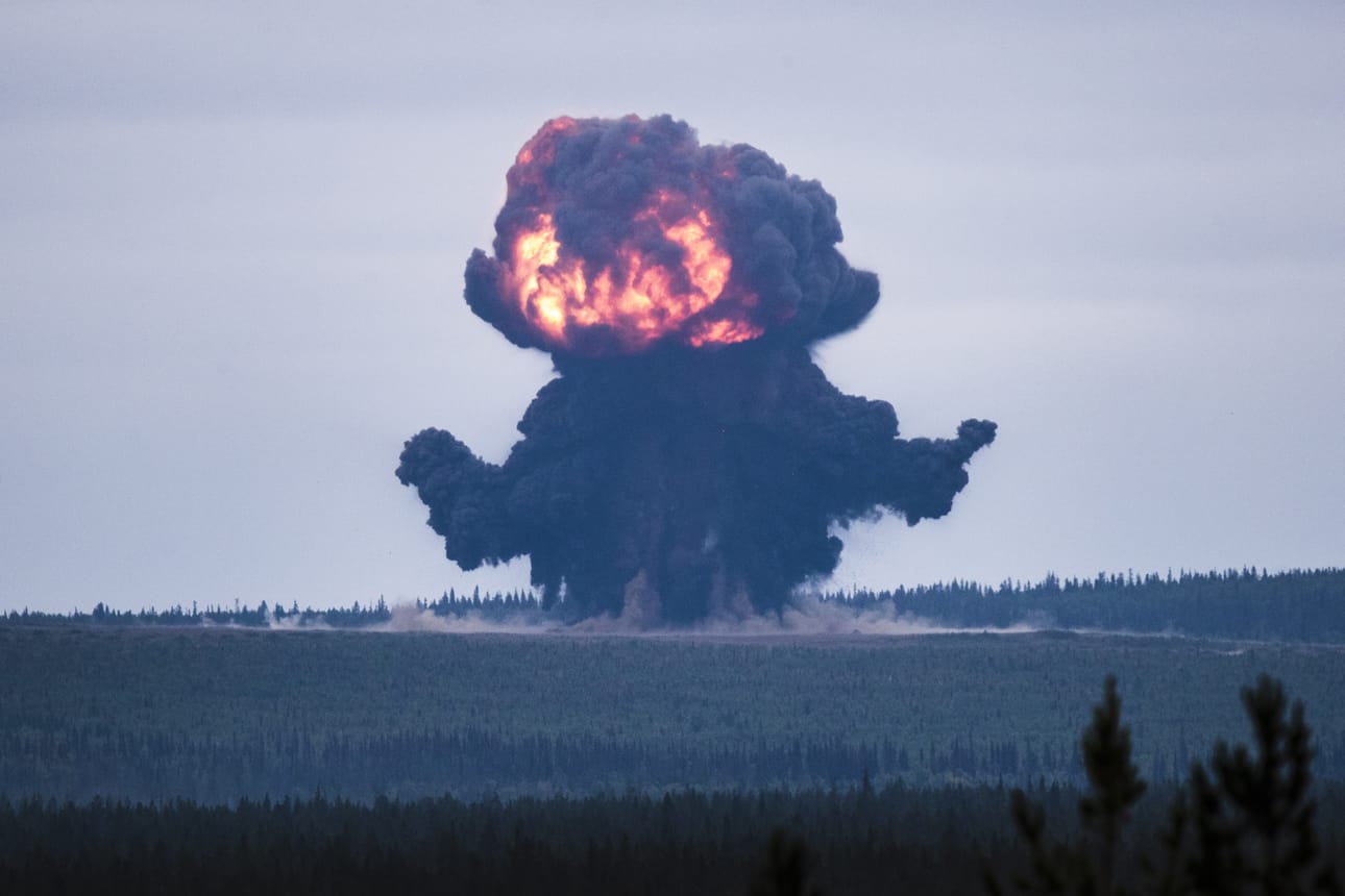 Räjäytys nostaa ilmaan tomua ja maa-ainesta Kittilän Hukkakerossa.