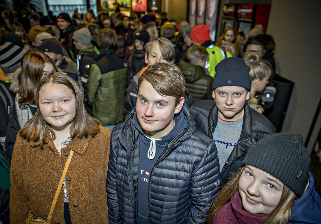 Iita Hanhela (vas.), Veeti Tamminen, Volmar Lokka ja Maija Harju olivat mukana esittelemässä Rajakylän koulun ratkaisuja Finnkinossa.