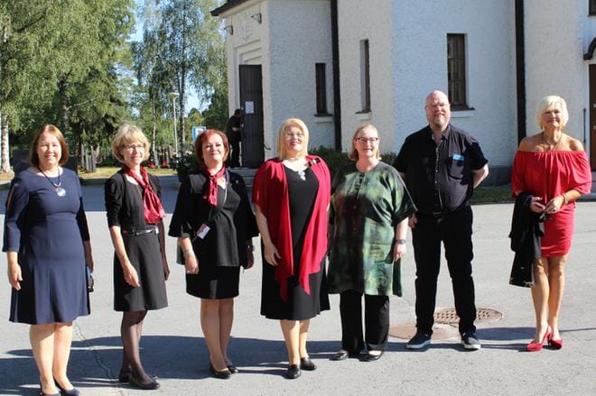 Toivo Kuula -laulukilpailun tuomariston muodostavat Karita Mattila (oikealla), Juha Uusitalo, Kirsi Tiihonen ja Sirkka Lamminen. Alavuden kirkon edustalla, ennen lauantaisen välierän alkamista, heitä emännöivät projektipäälikkö Anu Katajamäki, kanttori Mari Järvinen ja kaupunginjohtaja Liisa Heinämäki. KUVA: REIJO HEIKKILÄ